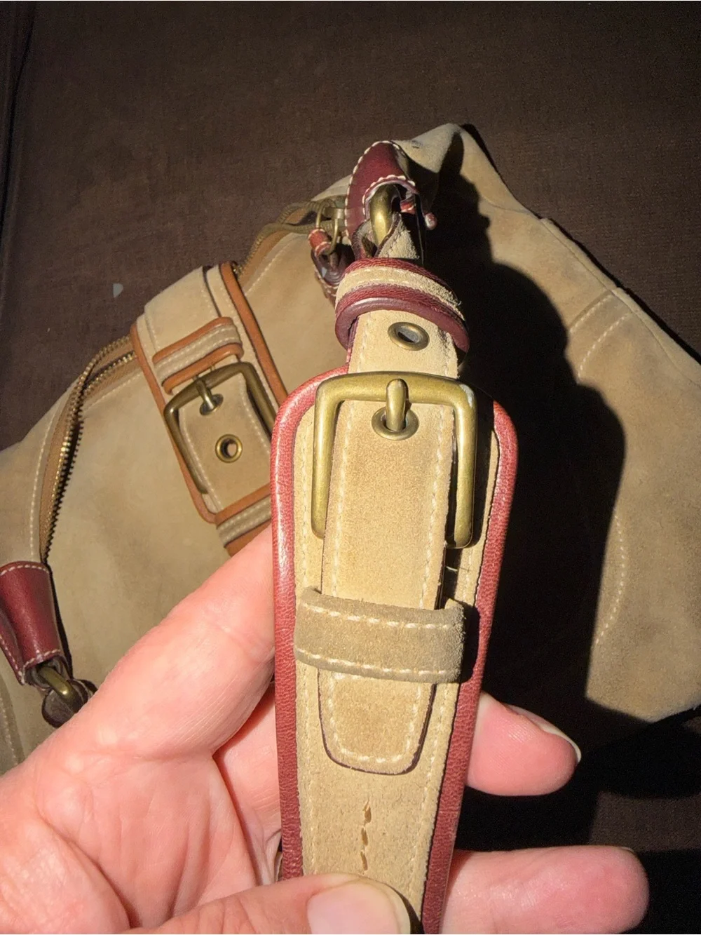 Vintage Coach Hamptons 7472 suede hobo bag, beige with a buckle closure